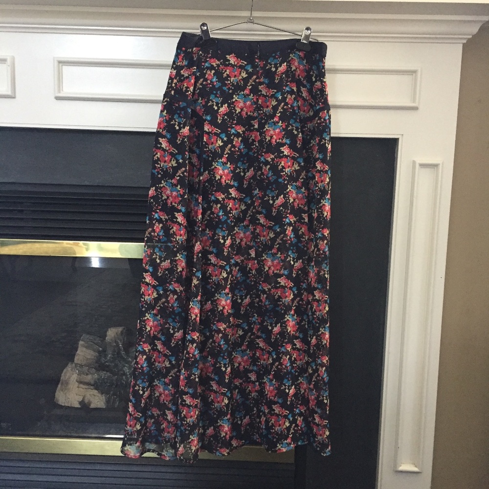 Forever 21 Contemporary Skirt Floral Size M